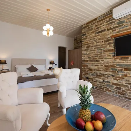 White & Black 3* Platis Gialos (Sifnos)