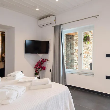 Apart Otel White & Black