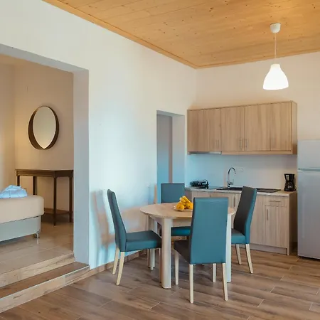 Apart Otel White & Black