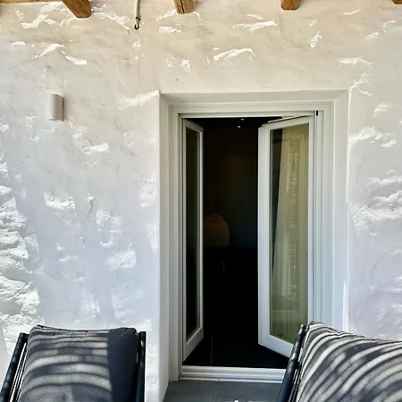 White & Black 3* Platis Gialos (Sifnos)