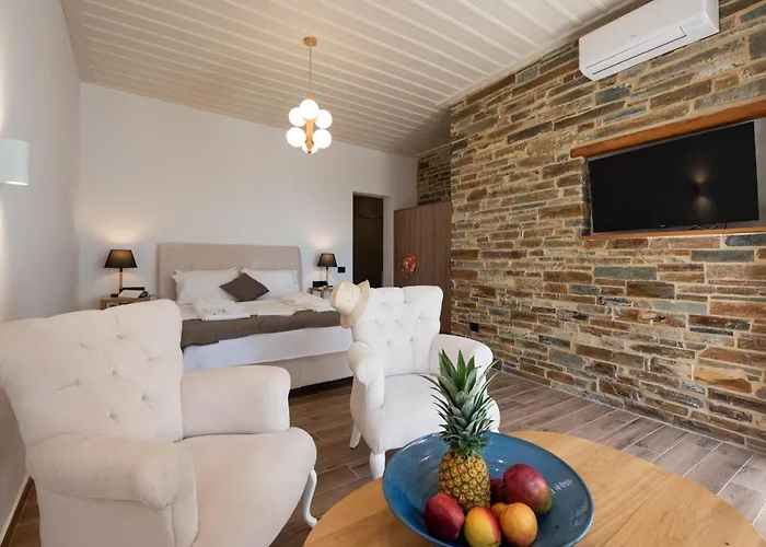 White & Black 3* Platis Gialos (Sifnos)